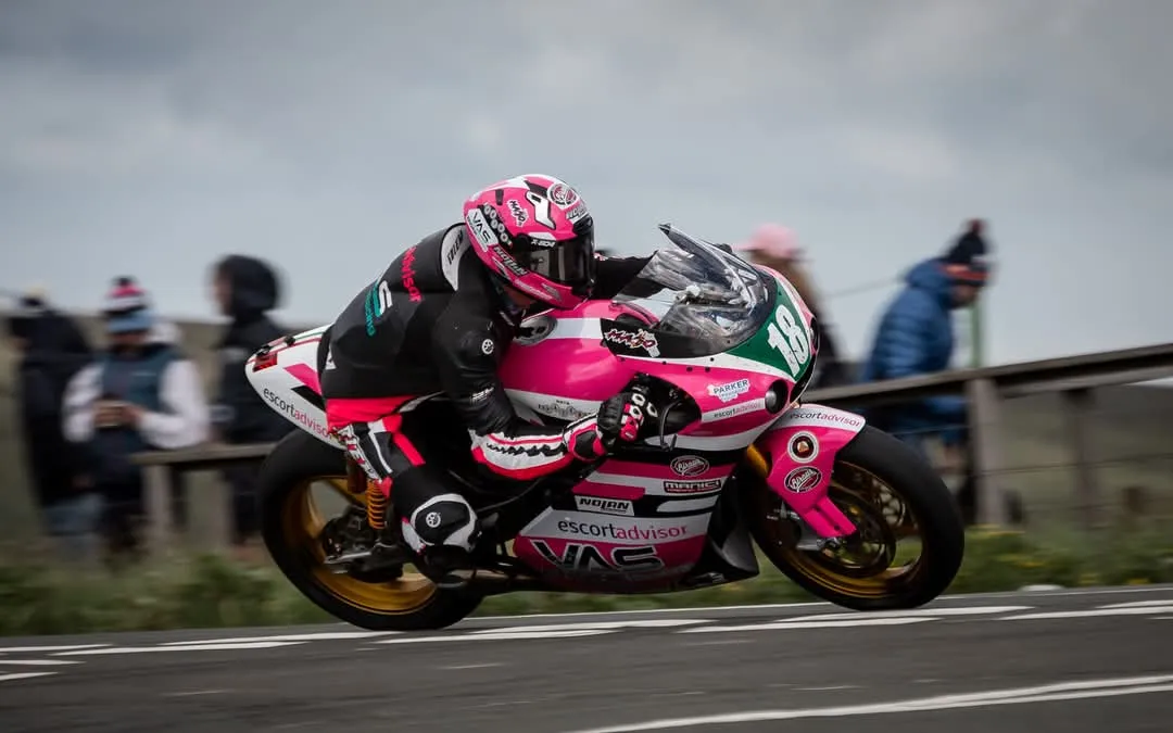 La increíble carrera de Andrea Majola en el Tourist Trophy